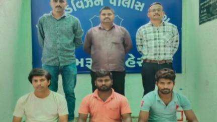 ભરૂચ: સી ડિવિઝન પોલીસ ભોલાવ જી.આઈ.ડી.સીમા ટ્રક અને પીકઅપ ગાડીમાં ભરેલ શંકાસ્પદ ભંગાર મટીરીયલ સાથે ત્રણ ઇસમોને ઝડપી પાડ્યા
