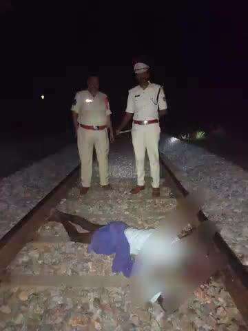 కల్లూరు, గార్లదిన్నె రైల్వేస్టేషన్ల మధ్యలో రైలు కిందపడి గుర్తుతెలియని వ్యక్తి మృతి, ఘటనా స్థలాన్ని పరిశీలించిన SI వెంకటేష్