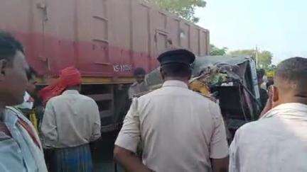 राजपुर: करैला पेट्रोल पंप के पास ट्रक ने टेंपो को टक्कर मारी, एक की मौत, 8 घायल, पुलिस मौके पर