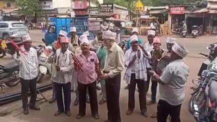 सिहोरा: सिहोरा को जिला बनाने की मांग पर प्रदर्शन, बस स्टैंड के पास भाजपा नेता के घर बजाया घंटा