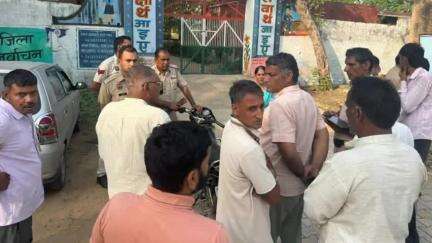 नांगल चौधरी: नांगल कालिया: महिला शिक्षिकाओं के उत्पीड़न पर ग्रामीणों ने सरकारी स्कूल में लगाया ताला