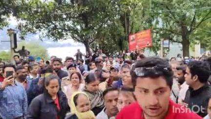 नैनीताल: पंत पार्क में फड़ लगाने को लेकर पालिका कर्मियों और फड़ कारोबारियों के बीच झड़प, कारोबारियों ने लगाए आरोप
