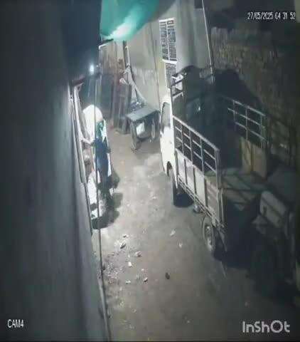 रायपुर: चोरों ने मौदहापारा शासकीय राशन दुकान का ताला तोड़कर की लाखों की चोरी, CCTV फुटेज आया सामने