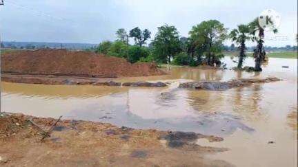 మహబూబాబాద్: కొత్తగూడ మొండ్రాయిగూడెం వద్ద భారీ వర్షానికి తెగిపోయిన రోడ్డు ,రాకపోకలకు తీవ్ర అంతరాయం