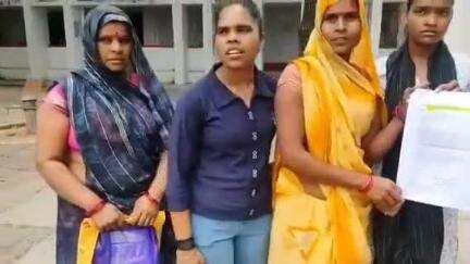 ललितपुर: ललितपुर के ग्राम पनारी की महिलाओं ने विपक्षियों पर लगाया मारपीट का आरोप