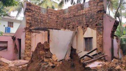 ഒറ്റപ്പാലം: ശക്തമായ മഴയിൽ ഒറ്റപ്പാലം മനിശ്ശേരിയിൽ  വീടിൻറെ ചുമർ ഇടിഞ്ഞുവീണ് ഓട്ടോറിക്ഷ തകർന്നു