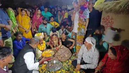 रुधौली: नटाई कला गांव पहुंचकर रुधौली थाना प्रभारी विजय दुबे और उनकी पत्नी ने दलित बेटी का किया कन्यादान