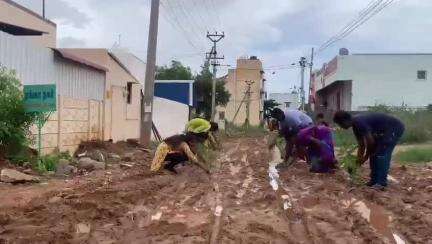 கோவை தெற்கு: பட்டணம் ஊராட்சியில் அடிப்படை வசதிகளின்றி மக்கள் அவதி: மழைநீரில் நாற்று நட்டு நூதன போராட்டம்