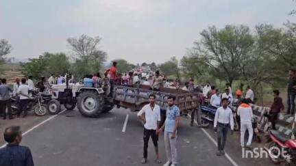बटियागढ़: हत्याकांड से नाराज़ परिजनों ने स्टेट हाइवे पर शव रखकर किया चक्काजाम, बटियागढ़ थाना पुलिस मौके पर पहुंची