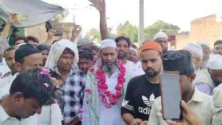 सहसवान: नैनोल बागबाला से हज के लिए जायरीन हुए रवाना, फूल-मालाएं पहनाकर गांव के लोगों ने किया विदा