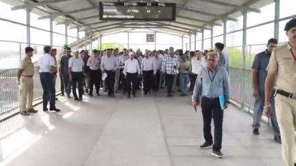 अध्यक्ष और मुख्य कार्यकारी अधिकारी , रेलवे बोर्ड श्री सतीश कुमार जी का बीकानेर दौरा । बीकानेर मंडल के लालगढ़ रेलवे स्टेशन पर चल रहे पुनर्विकास कार्यों का किया निरीक्षण