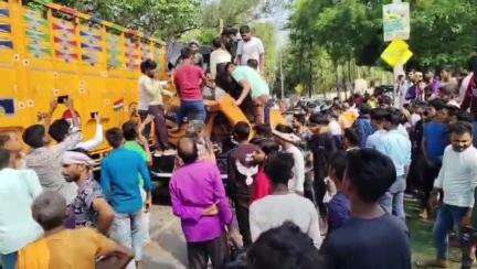 लहरपुर: लहरपुर में पक्का तालाब तीर्थ के निकट तहसील मार्ग पर दो ट्रकों में जोरदार टक्कर, एक घायल, घटना के बाद लगा जाम
