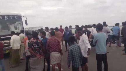 శింగనమల: సింగనమల మండల కేంద్రంలో రహదారిని ఏర్పాటు చేయాలని రోడ్డుపై బైఠాయించి నిరసన కార్యక్రమం చేపట్టిన గ్రామ ప్రజలు స్థానికులు