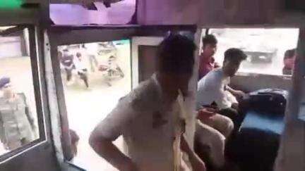 बलरामपुर: यातायात पुलिस और आरटीओ द्वारा बस चेकिंग अभियान जारी, बलरामपुर के यातायात प्रभारी ने कहा- लापरवाही पर होगी कार्रवाई