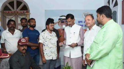 कांके: रातु रोड स्थित आवास पर रांची सांसद संजय सेठ ने लोगों से मुलाकात कर सुनीं समस्याएं