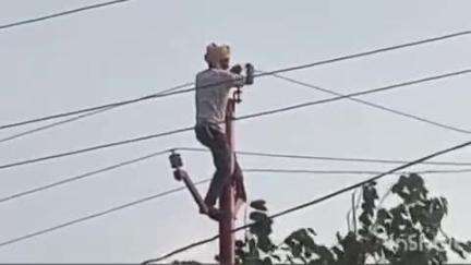 रॉबर्ट्सगंज: करमाव गांव में बनी पानी टंकी के लिए जा रही हाई वोल्टेज लाइन, खंभे पर बिना सेफ्टी काम करते लाइनमैन का वीडियो हुआ वायरल