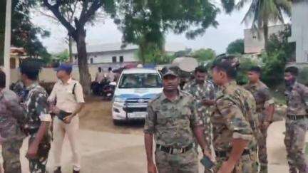 సిర్పూర్ టి: తుమ్మిడిహెట్టి బహిరంగ చర్చకు వెళ్లకుండా పట్టణంలో కోనేరు కోనప్ప ఇంటిని చుట్టుముట్టిన పోలీసు బలగాలు