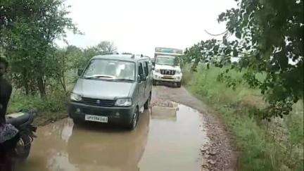 मांट: कराहरी गांव:10 वर्षों से नहीं बनी सड़क बारिश में भरा गड्ढों में पानी लोग गिरकर हो रहे चोटिल #jansamasya