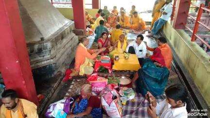 मिर्ज़ापुर: विंध्य धाम में यज्ञोपवीत और मुंडन संस्कार के शुभ मुहूर्त पर उमड़े भक्त, जगह-जगह पुलिस तैनात