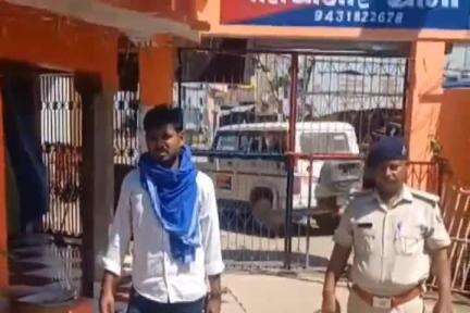 सूरजगढ़: अभयपुर गांव में हेल्थ एंड वैलनेस सेंटर के पास पुलिस ने महुआ शराब के साथ तस्कर को गिरफ्तार किया