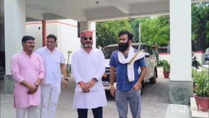 मैनपुरी: करणी सेना ने अपनी 10 सूत्री मांगों को लेकर मुख्यालय पहुंचकर डीएम को सौंपा ज्ञापन