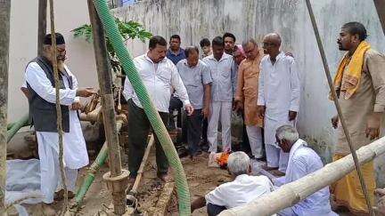बिहार: वार्ड 36 में पेयजल संकट दूर करने के लिए रखी गई बोरिंग की नींव, एक साथ हुई पूजा और फातिहा