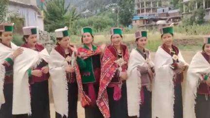 कल्पा: किन्नौर के सायराग क्षेत्र में युवतियों ने सैकड़ों वर्ष पुरानी संस्कृति को जीवित किया, एकजुट होकर किया नृत्य