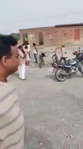 उत्तर प्रदेश के जिला जौनपुर में दिन निकलते ही छात्र की हत्या–

22 साल का अनुज यादव बाइक से कॉलेज जा रहा था