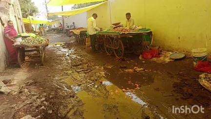 खामगाव: टिळक मैदानात पावसामुळे चिखल व डबके झाल्याने दुकानदार व नागरिकांची नगरपालिकेला मुरूम टाकण्याची मागणी #jansamasya