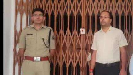 बिहार: जिला निर्वाचन पदाधिकारी और पुलिस अधीक्षक ने मघड़ा स्थित वेयर हाउस की सुरक्षा का निरीक्षण किया