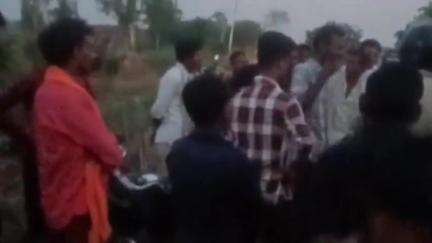 बिलग्राम: नीभापुर गांव के पास बाइक सवार ने खड़े ऑटो में पीछे से मारी टक्कर, ऑटो पलटा, 6 लोग गंभीर रूप से घायल