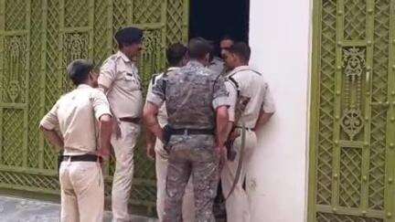 बिहार: बैगनाबाद बाद मोहल्ला: अकबर मलिक के घर हथियार की सूचना पर पुलिस की रेड, छापेमारी जारी