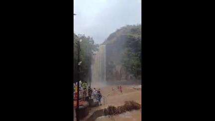 मुसळधार पावसाने कपिलधार धबधब्याने रौद्ररूप धारण केले, पर्यटकांना खबरदारी घेण्याचे आवाहन