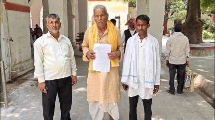 मिर्ज़ापुर: बन इमलिया गांव निवासी पीड़ित ने कलेक्ट्रेट में डीएम को ज्ञापन सौंपकर विपक्षी पर जबरदस्ती जमीन कब्जा करने का आरोप लगाया