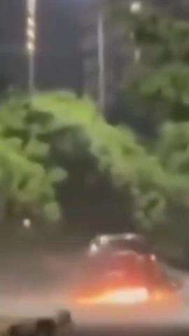 सरोजनी नगर: ओमेक्स R1 के पास एक कार ने बाइक को घसीटते हुए वीडियो सोशल मीडिया पर हुआ वायरल