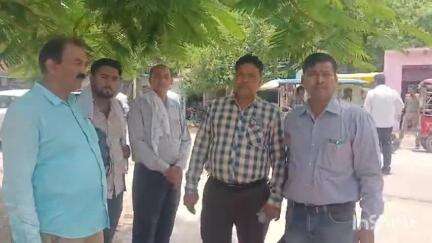 एटा: भगीपुर के प्रधान प्रतिनिधि अमर लोधी पर पंचायत सेक्रेटरी ने मारपीट सहित अन्य गंभीर आरोप लगाए, पहुंचे SSP ऑफिस