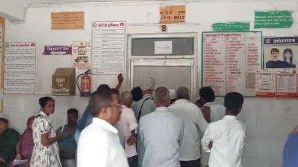 पूरनपुर: सामुदायिक स्वास्थ्य केंद्र में समय से पहले चिकित्सक के ओपीडी कमरे का दरवाजा बंद होने से मरीज हुए परेशान