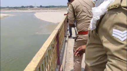 मिर्ज़ापुर: कटरा कोतवाली थाना क्षेत्र के शास्त्री ब्रिज से गंगा में कूदी लड़की को स्थानीय नाविकों व गोताखोरों ने बचाया