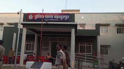 बहादुरपुर: घर में घुसकर महिला से मारपीट, अश्लील गालियां दी और जान से मारने की धमकी, पुलिस ने मामला दर्ज किया