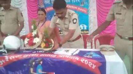 वाशिम: पोलीस स्टेशन समोर रस्ता सुरक्षा कॅम्प दरम्यान आरटीओने केले तहसीलदार तथा ठाणेदार यांचा सत्कार