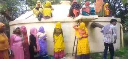 नांगल शेरपुर में पेयजल किल्लत, महिलाओं ने CWR पर चढ़कर विभाग के खिलाफ किया उग्र प्रदर्शन