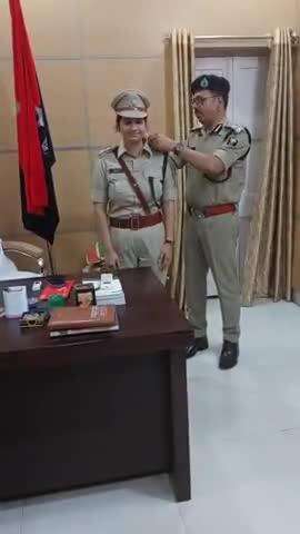 प्रशिक्षु पुलिस उपाधीक्षक सुश्री नीतू सिंह (सुपौल)को तीन 03 स्टार (⭐⭐⭐) लगाते कोशी क्षेत्र,सहरसा के DIG मनोज कुमार सर।