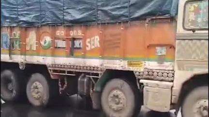 यावल: आमोदा गावाजवळ फैजपुर ते भुसावळ रस्त्यावर दोन ट्रक व आयशर यांचा अपघात, १४ जण जखमी,फैजपूर पोलिसात नोंद घेण्याचे काम सुरू