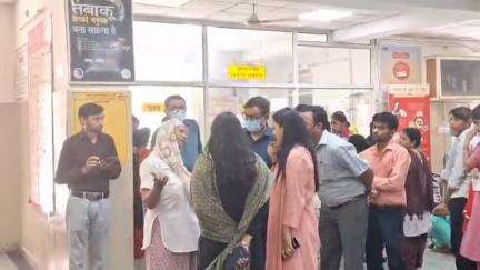 बरेली: बरेली जिला अस्पताल और महिला अस्पताल का पैदल निरीक्षण करने पहुंचे डीएम, मास्क लगाकर मचाया हड़कंप