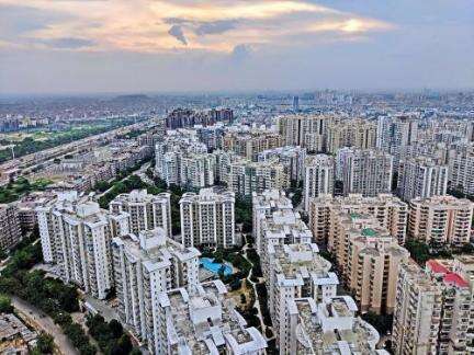 नोएडा के इस चौराहे पर बनेगा स्काइवॉक, रोज़ाना 50,000 लोगों को होगा फायदा!