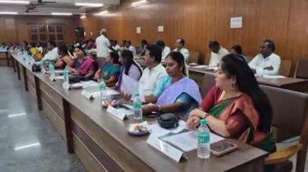 கடலூர்: 5 ஆண்டுகளுக்கு மேல் குடியிருப்பவர்களுக்கு மனை பட்டா கடலூரில் மேயர் சுந்தரி ராஜா தலைமையில் நடைபெற்ற மாமன்ற கூட்டத்தில் தீர்மானம்