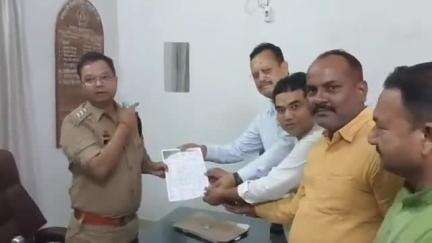 तमकुही राज: तमकुहीराज में सीओ से मिले प्रधान संघ के प्रतिनिधि, दोमाठ के प्रधान पर दर्ज मुकदमे को बताया फर्जी
