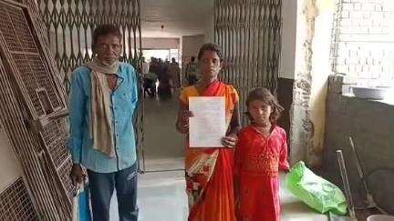 नरसिंहपुर: पीएम आवास की राशि मिली लेकिन ज़मीन का पट्टा नहीं मिलने के कारण लाभ से वंचित उमर पानी गांव की महिला, लगाई गुहार