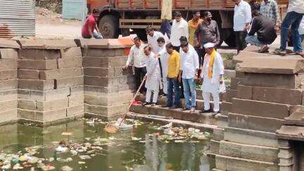 जालना: पुण्यश्लोक अहिल्यादेवी होळकर यांच्या जयंतीनिमित्त भाजपाच्या वतीने पलंग बावडी येथे स्वच्छता मोहीम..