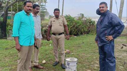 കൊടുങ്ങല്ലൂർ: അഴീക്കോട് കടപ്പുറത്ത് ചാക്കുകളും ടിന്നുകളും കരക്കടിഞ്ഞു, കൊച്ചിയിൽ മുങ്ങിയ കപ്പലിലേതെന്ന് സംശയം